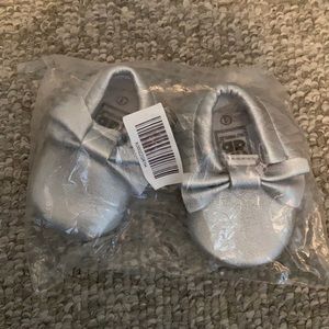 New in bag Silver Romirus Fringe Baby moccasins metallic color with bows Size 1